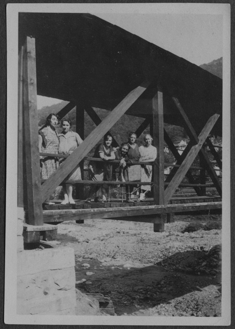 Donne in posa sul ponte di Curtina