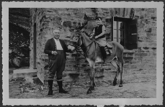 Uomo con bambino in sella ad un asino a Piandanazzo