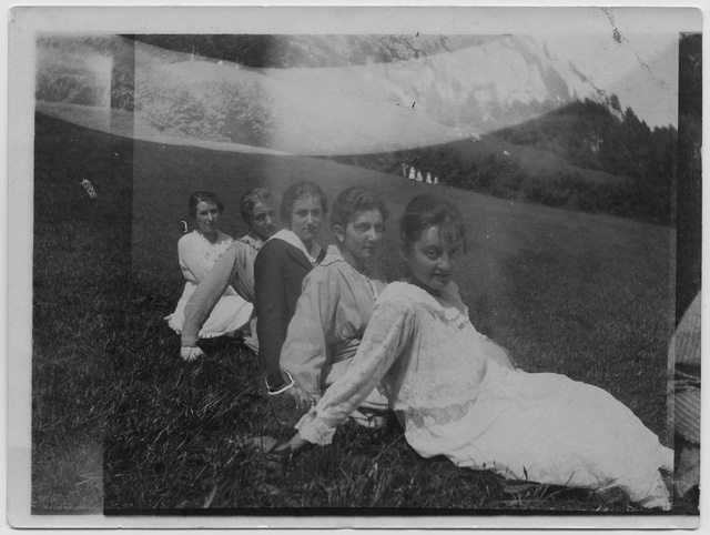 Ragazze in posa sopra a un prato