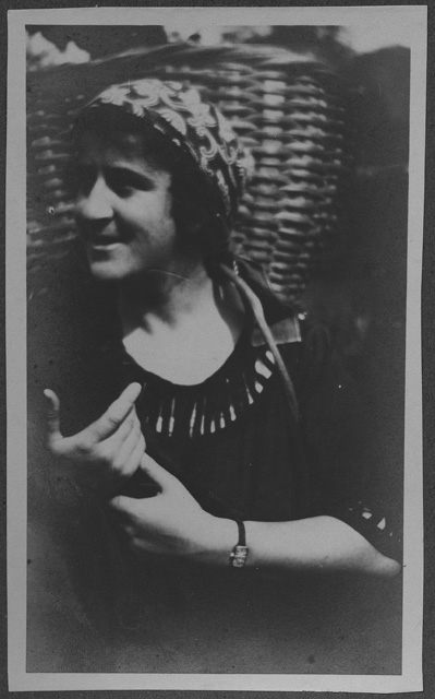 Marie Therèse Storni con la gerla