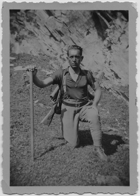 Carlo Guerra in posa con piccozza