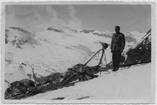 Carlo Guerra in tenuta da sergente in montagna
