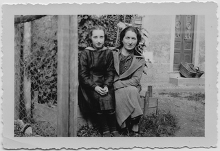 Magda e Emma Torrazza in giardino