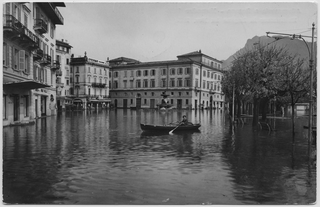 Veduta di piazza Rezzonico a Lugano durante l'allagamento del 1951