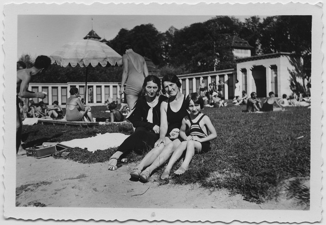 Emma e Magda Torrazza con Armida Antonini-Fraschina al lido di Morat