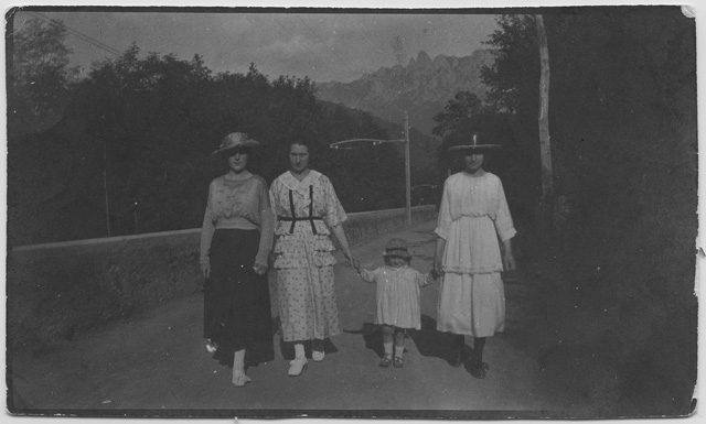 Lenj Antonini con Emma, Delia "Titina" e Magda Torrazza mentre passeggiano lungo i binari della ferrovia Lugano-Tesserete