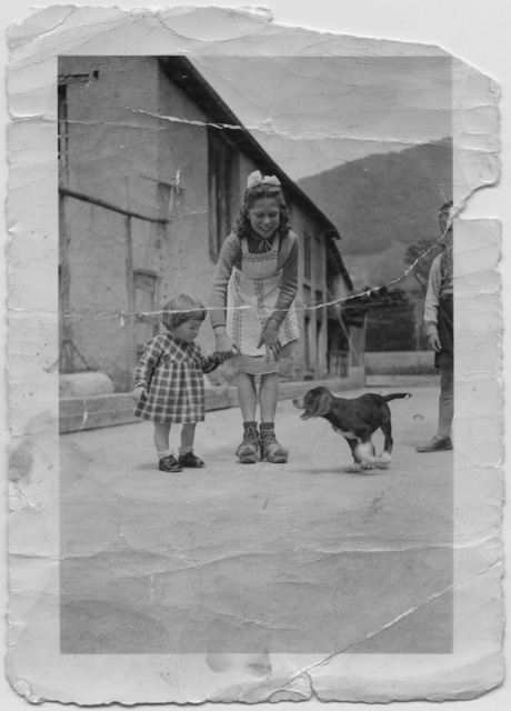 Bambine sopra ad un campo da bocce con cane