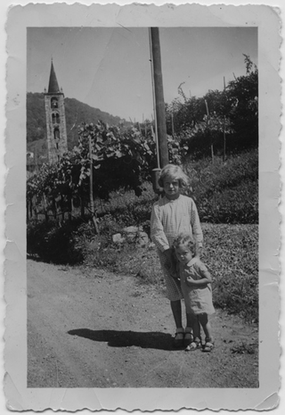 Bambine in posa sulla strada a Sala Capriasca