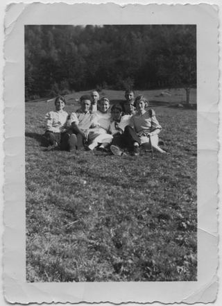 Gruppo sopra a un prato ai monti di Brena