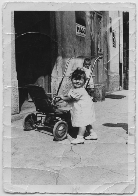 Bambini mentre giocano davanti alla bottega a Sala Capriasca