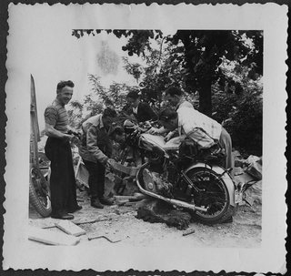 Uomini impegnati nella riparazione di una motocicletta