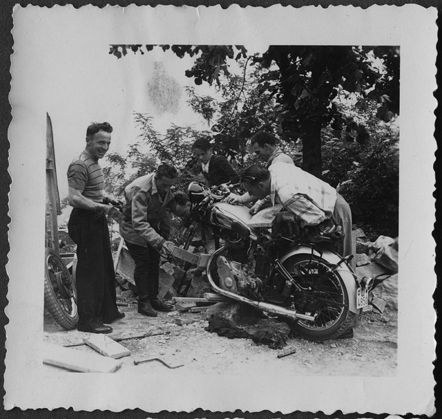 Uomini impegnati nella riparazione di una motocicletta