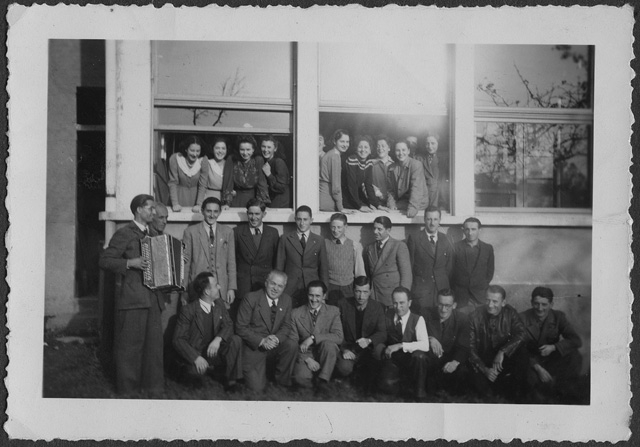 Ritratto di gruppo nel giardino del ristorante Stazione a Tesserete