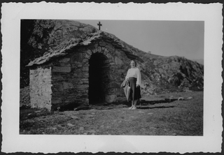 Donna davanti alla cappella di Gola di Lago