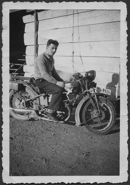 Giuseppe "Vitalin" Storni in sella ad una motocicletta