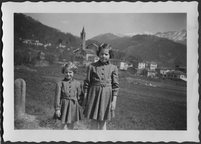 Giuseppina e Fernanda Storni nella campagna attorno a Tesserete