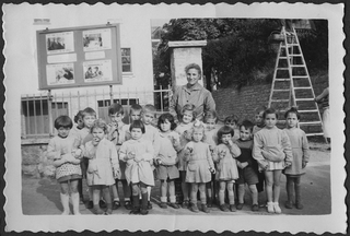 Bambini dell'asilo di Tesserete in posa con la maestra Tartaglia