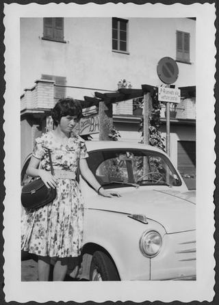 Franca Storni in posa davanti a un'automobile a Tesserete