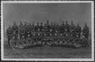 Compagnia di militari in posa