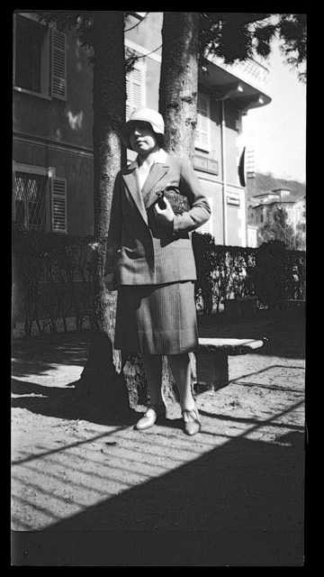 Adele Buzzi in posa davanti alla farmacia di famiglia