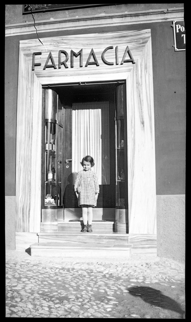 Marilena Buzzi davanti all'entrata della farmacia di famiglia a Tesserete