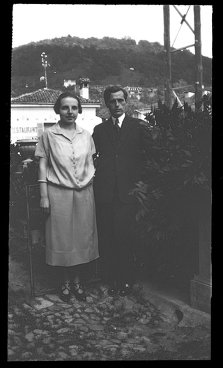 Adele e Pericle Buzzi nel giardino attiguo alla farmacia di famiglia a Tesserete