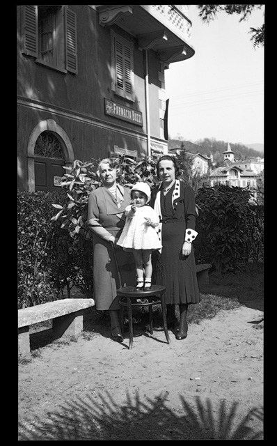 Donne in posa davanti alla farmacia Buzzi a Tesserete