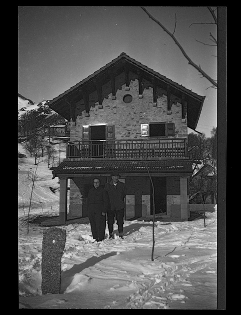 Adele Buzzi con un uomo davanti al rifugio Primavesi a Condra