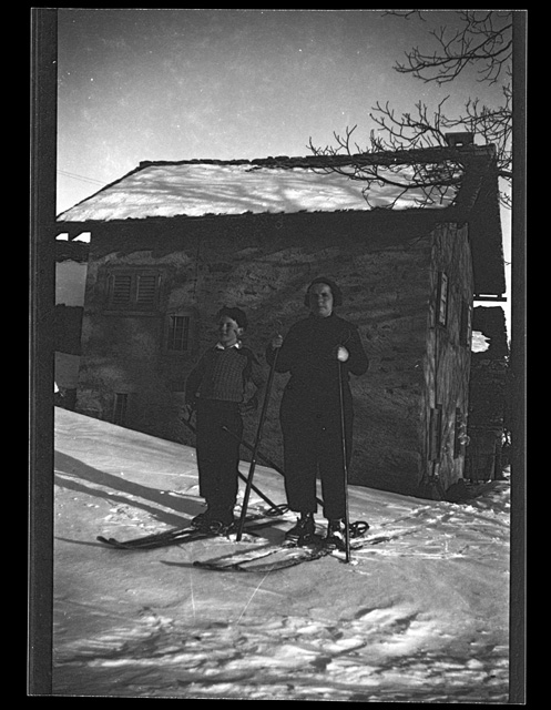 Adele Buzzi con un bambino sugli sci a Condra