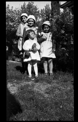 Sorelle Buzzi in giardino a Tesserete