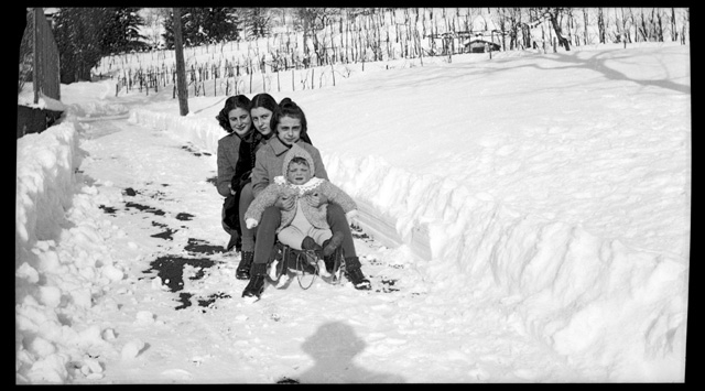 Bambini con slittino sulla neve