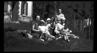 Gruppetto nel giardino di casa Buzzi a Caslaccio