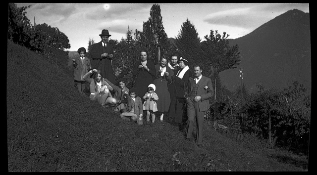 Gruppo sopra a un prato con grappoli d'uva