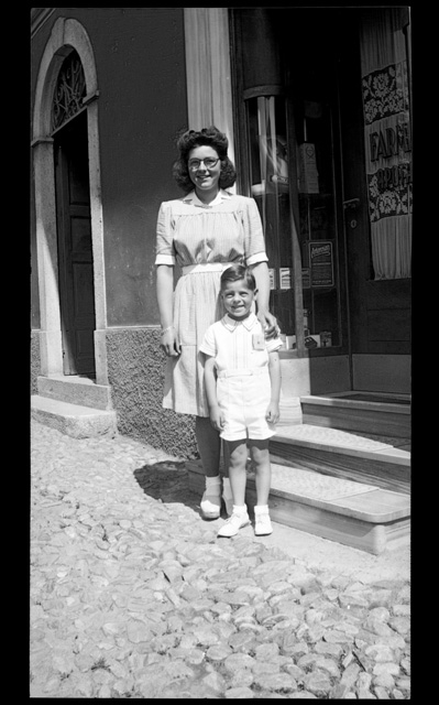 Giovanni Buzzi con una ragazza davanti alla farmacia di famiglia a Tesserete