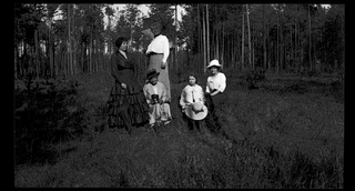Gruppetto in posa in una radura
