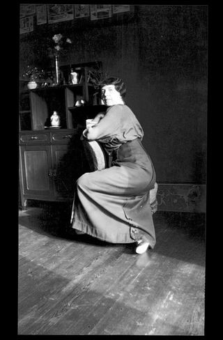 Donna seduta in un salotto