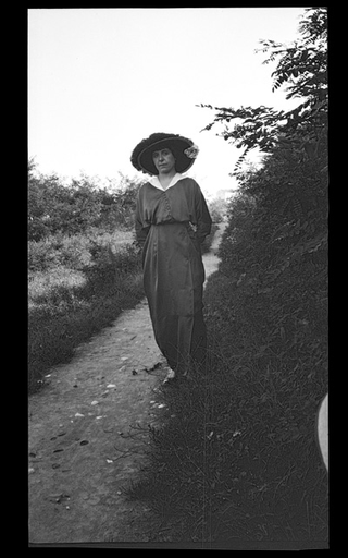 Donna con cappello sopra ad un sentiero