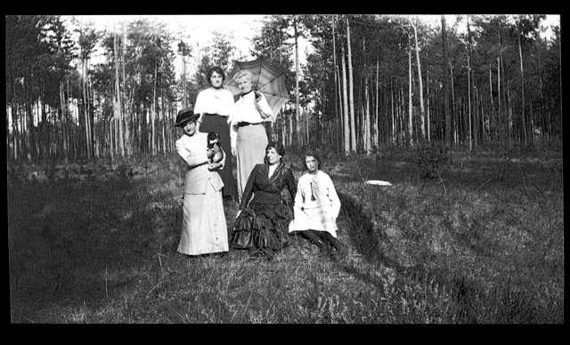 Donne in posa in una radura