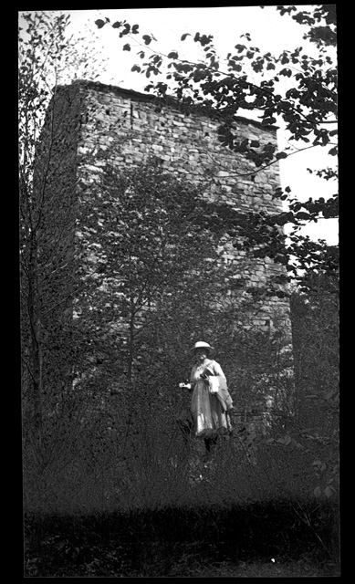 Adele Buzzi davanti alla Torre di Redde