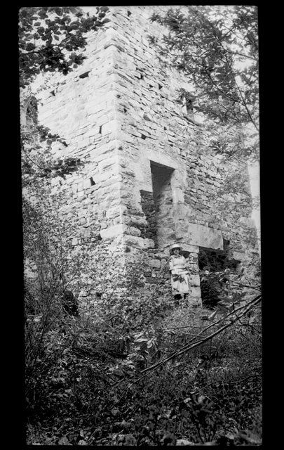 Adele Buzzi in posa davanti alla Torre di Redde