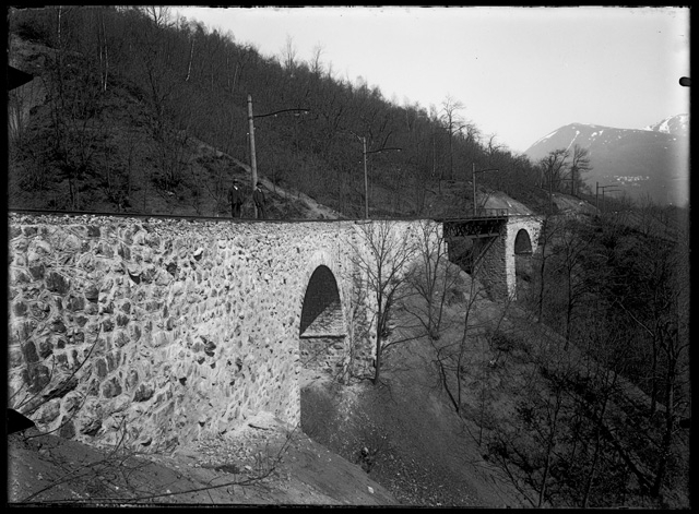 Uomini lungo i binari della ferrovia Lugano-Tesserete