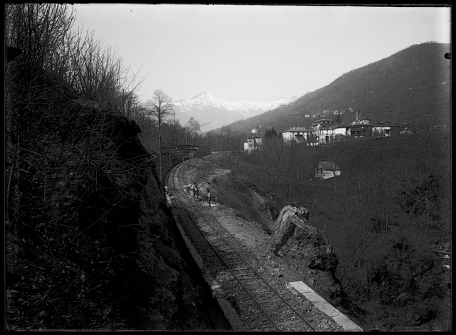 Operai al lavoro lungo i binari della ferrovia Lugano-Tesserete