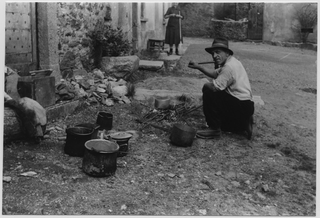Magnano al lavoro in piazza a Cagiallo