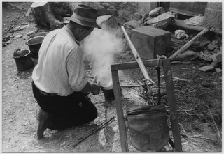 Magnano al lavoro in piazza a Cagiallo