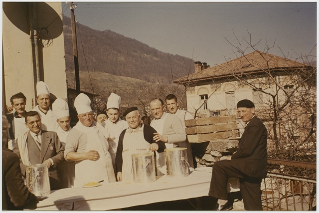 Cuochi addetti alla preparazione del risotto al carnevale a Tesserete