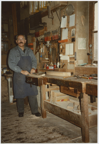 Uomo nella sua falegnameria a Cagiallo