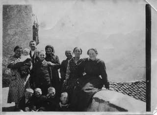 Gruppo di persone sul sagrato della chiesa di Scareglia