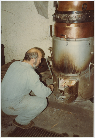 Aldo Morosoli mentre distilla della grappa