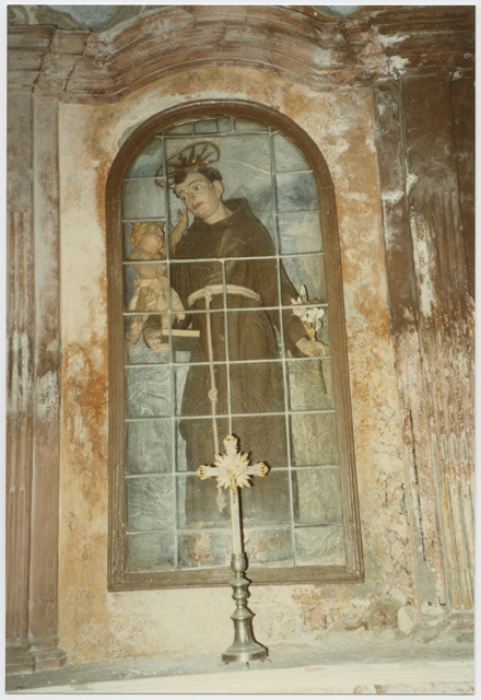 Nicchia della chiesa dei Santi Matteo e Maurizio a Cagiallo