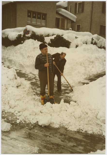 Uomini che spalano la neve nel nucleo di Cagiallo